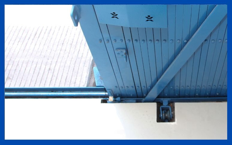 Rel Pintu Harmonika